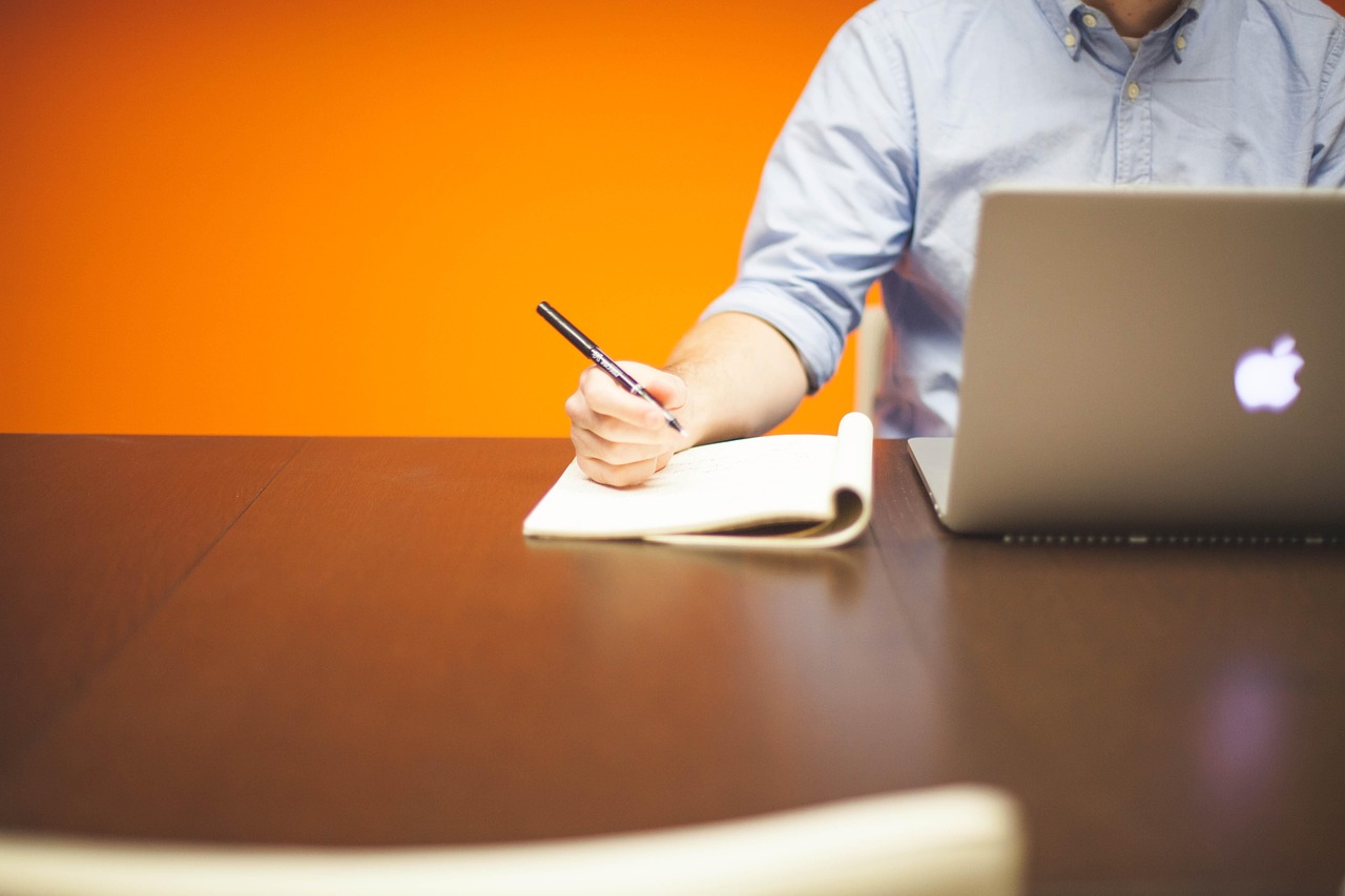 jeune entrepreneur ambitieux, découvrez des conseils, astuces et inspirations pour lancer et réussir votre projet professionnel.